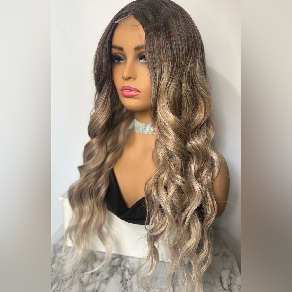 Invisible Lace  front Closure Balayage Blonde Wig 26 Inch long - Realistic - Picture 4 of 7